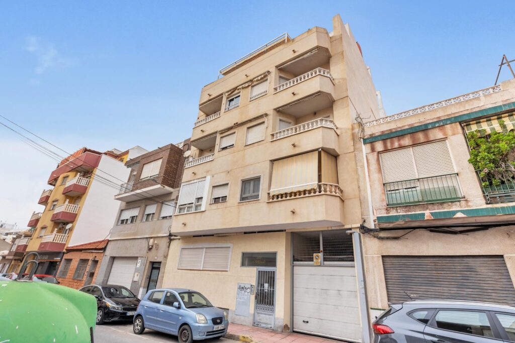 Spacious 4-bedroom apartment in central area – Calle San Pascual (next to Calle Orihuela)