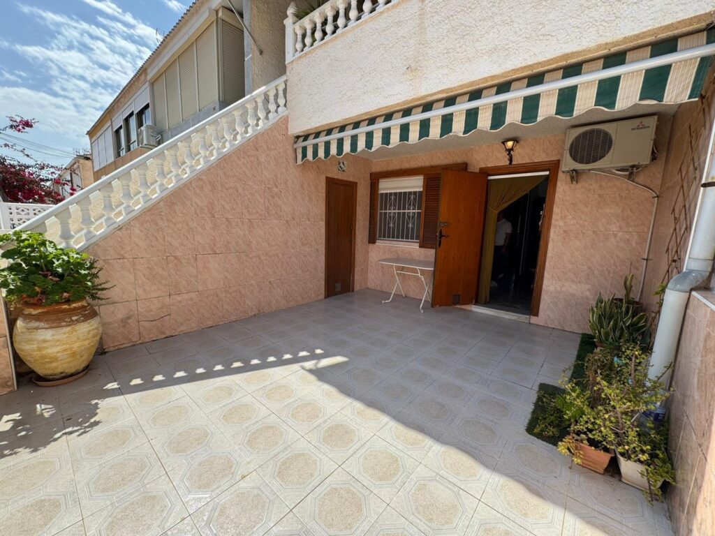 {“en”:”Ground floor bungalow with 3 bedrooms and 2 bathrooms, 300m from Los Náufragos Beach”,”es”:”Bungalow planta baja con 3 dormitorios y 2 baños a 300m de Playa de Los Náufragos”,”ru”:”Одноэтажный бунгало с 3 спальнями и 2 ванными комнатами, в 300 метр