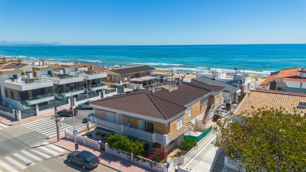 Upper Floor Bungalow in Los Europeos, Torrevieja – Just 50 meters from the beach