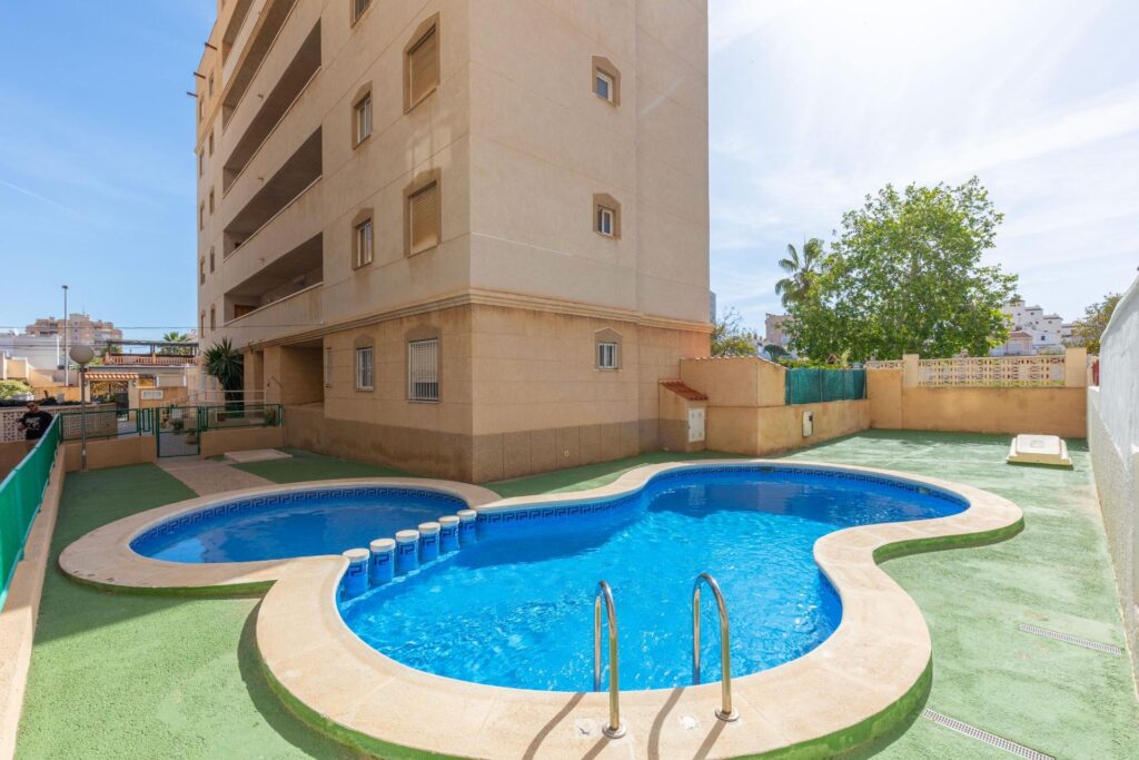 {“en”:”Sunrise views and Mediterranean breezes in Nueva Torrevieja! 2 bedrooms + communal pool”,”es”:”¡Vistas al Amanecer y Brisa Mediterránea en Nueva Torrevieja! 2 dormitorios + piscina comunitaria”,”ru”:”Восход солнца и средиземноморский бриз в Нуэва-Т