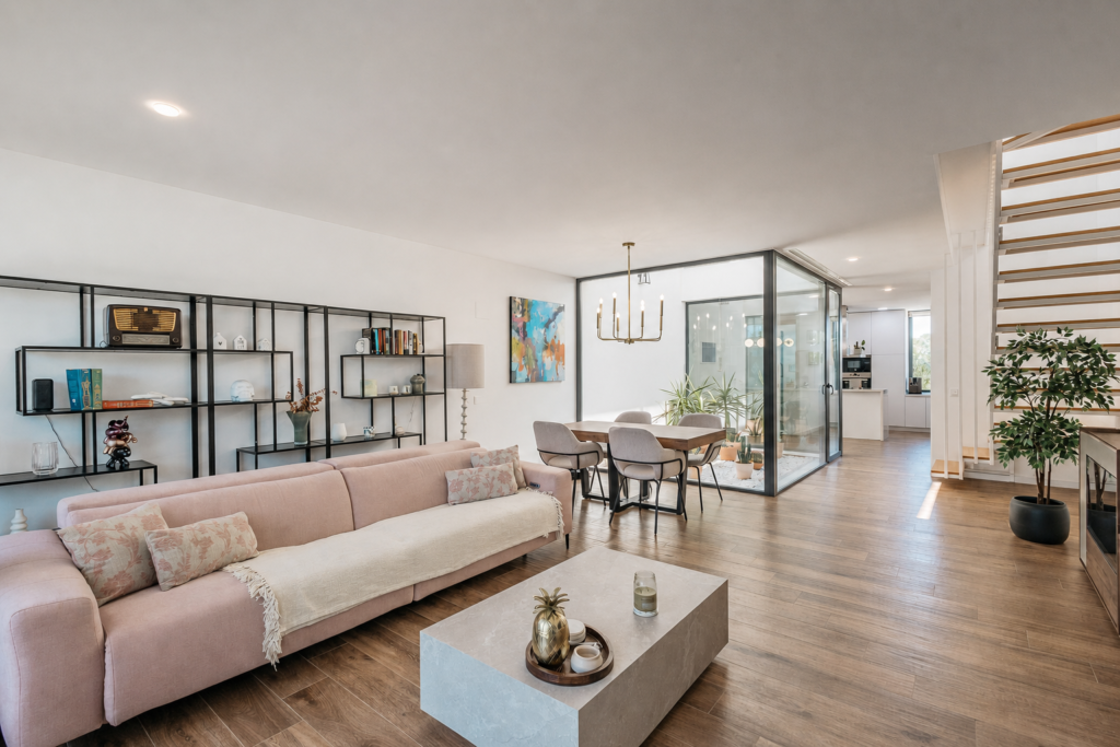Современный таунхаус в престижном районе Entrepinos, L’Eliana