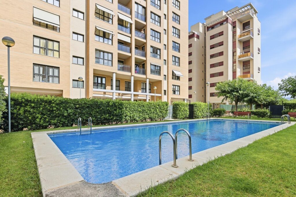 Spacious apartment with 3 bedrooms, pool and children’s playground in Castellón