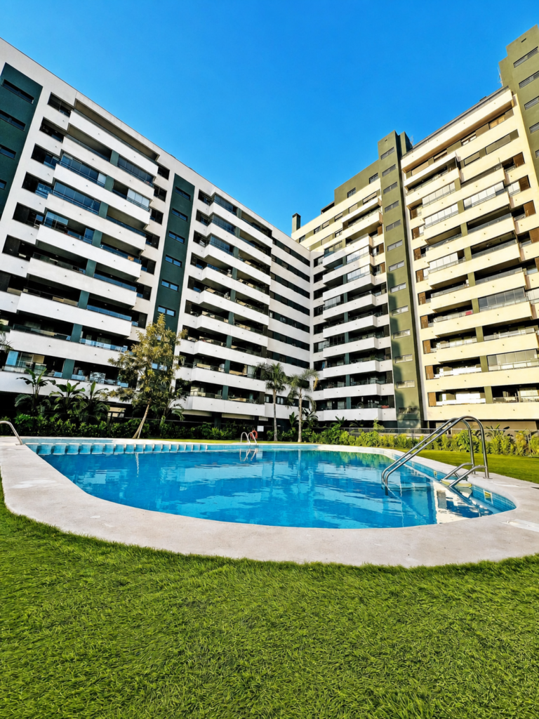 Bright 3-bedroom apartment with terrace in a modern residential complex in Valencia